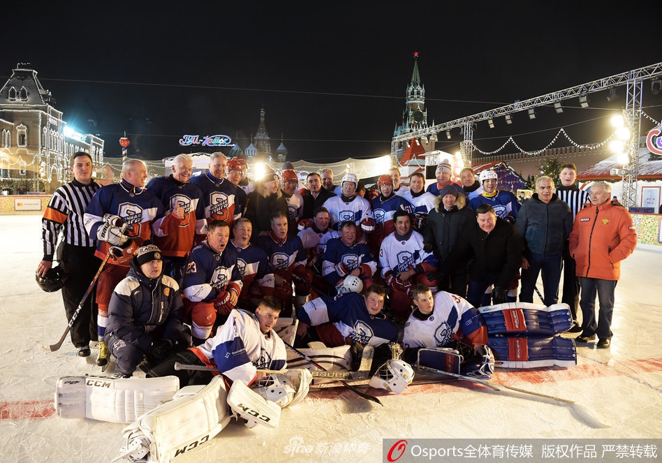 普京化身冰球选手 参加夜间冰球比赛
