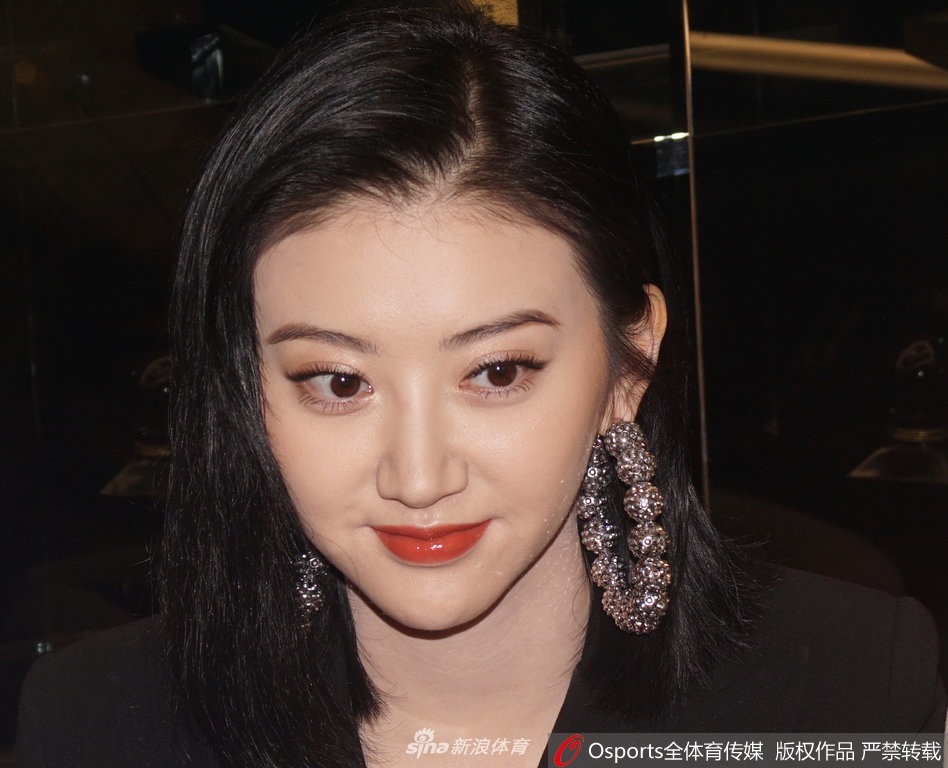 张继科女友景甜出席活动 大秀美腿与陈柏霖合影