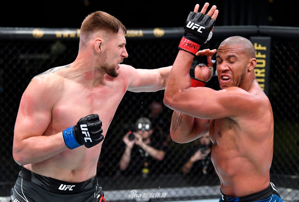 西里尔-盖恩 VS 亚历山大-沃尔科夫 (1)