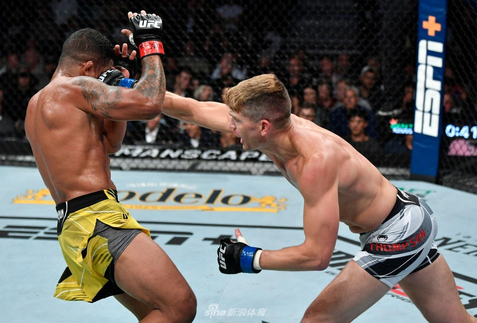 吉尔伯特-伯恩斯 VS 史蒂芬-汤普森 (2)