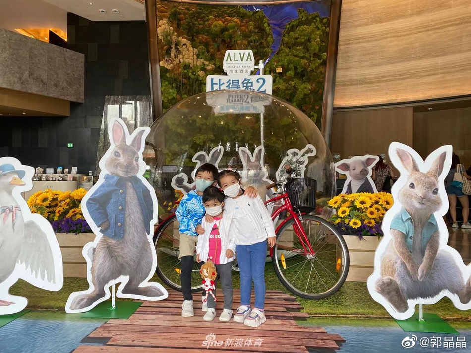 郭晶晶为霍启刚庆生