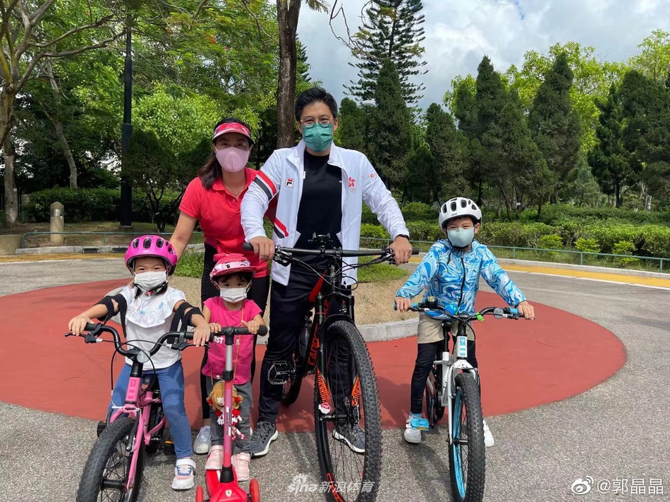 郭晶晶为霍启刚庆生