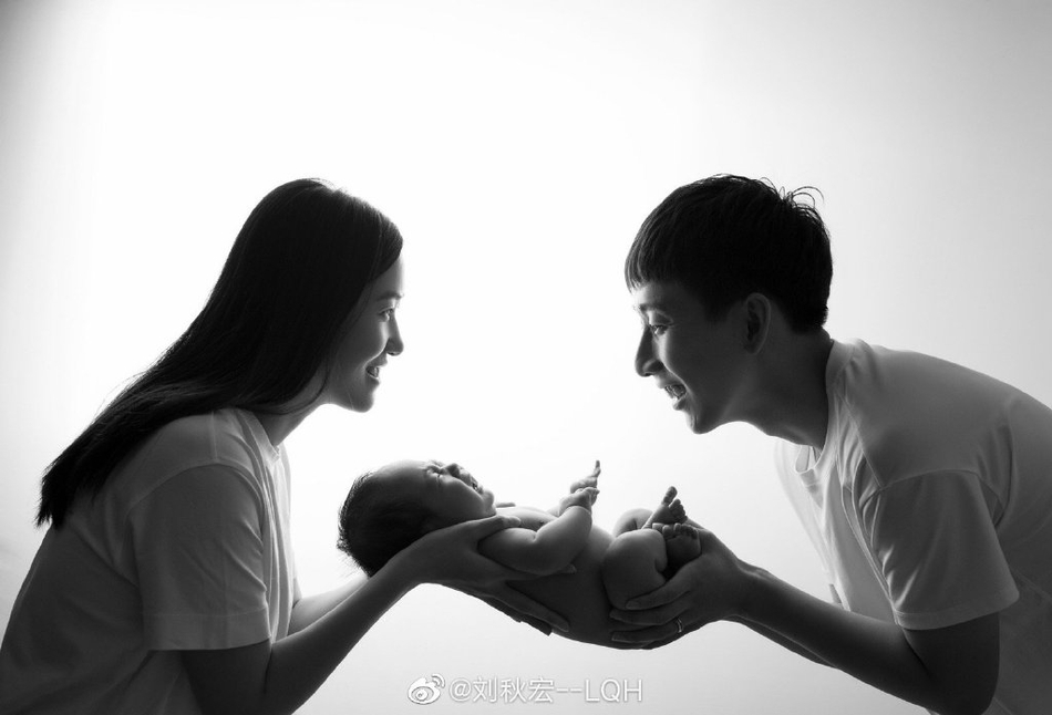 韩天宇刘秋宏儿子满月照