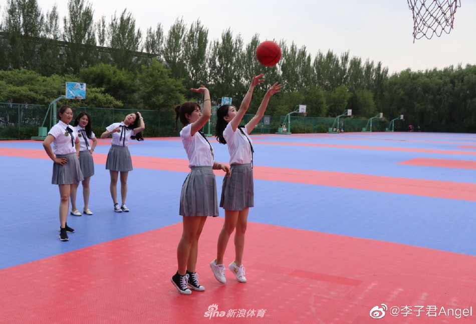 致青春！花滑女神李子君硕士毕业纪念照