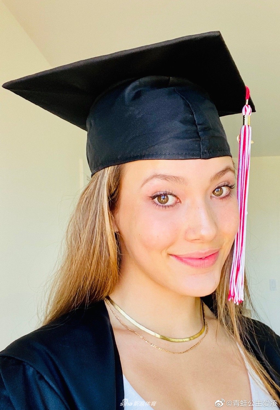 谷爱凌高中提前毕业晒美照