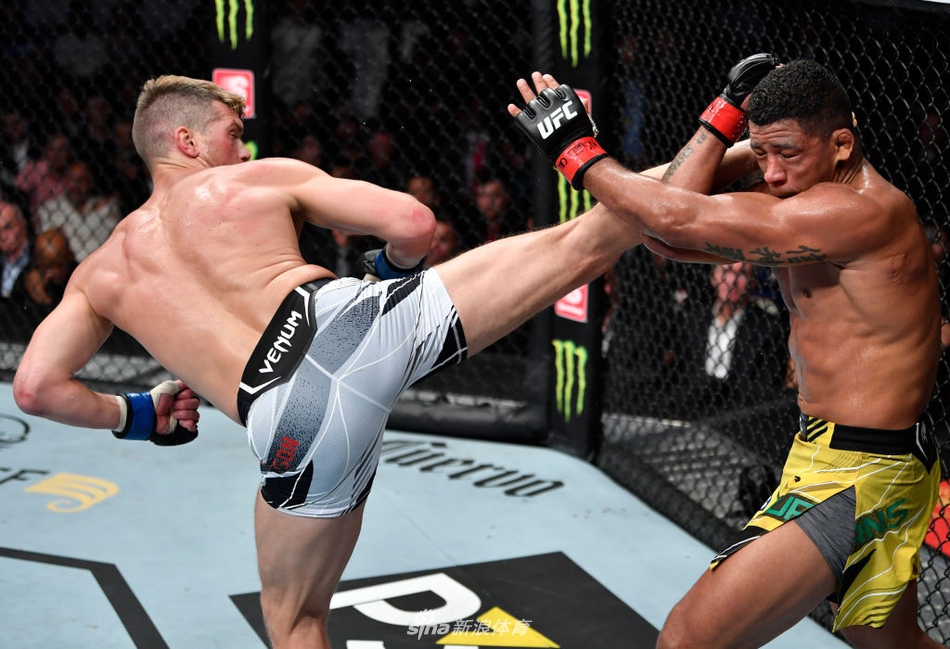 吉尔伯特-伯恩斯 VS 史蒂芬-汤普森 (3)