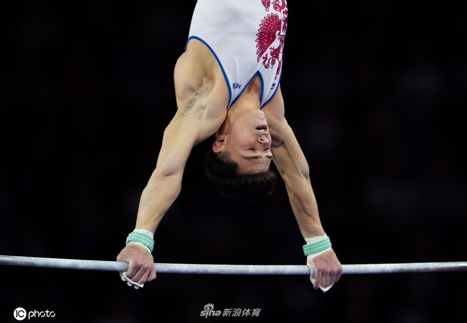 世锦赛巴西选手单杠封王 喜极而泣
