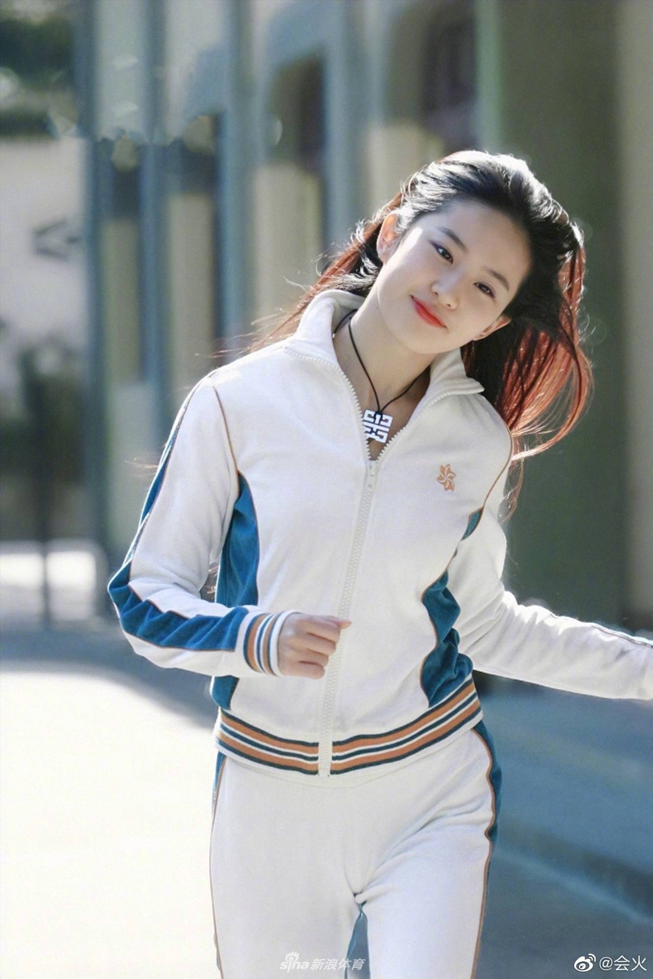 刘亦菲运动装旧照