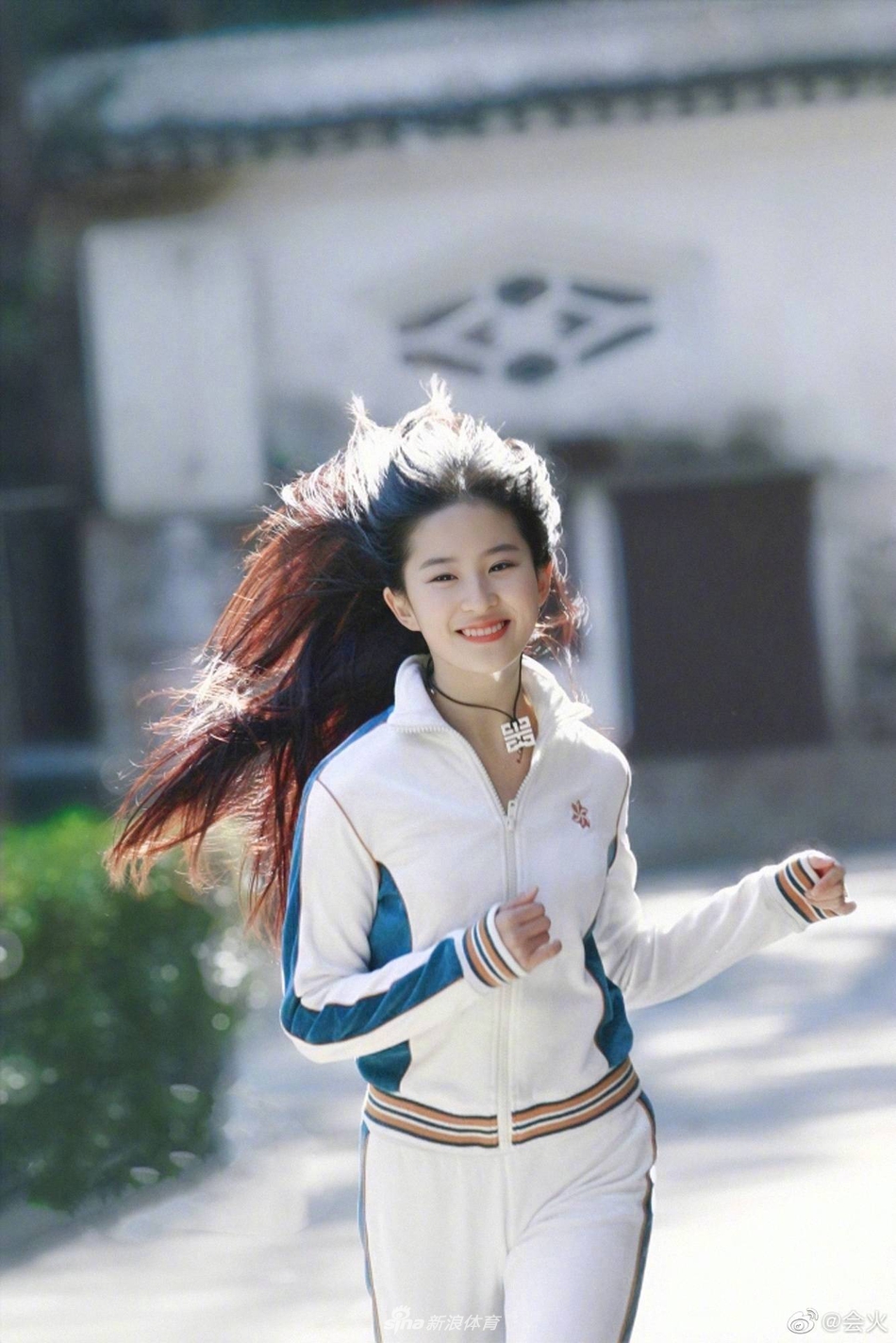 刘亦菲运动装旧照