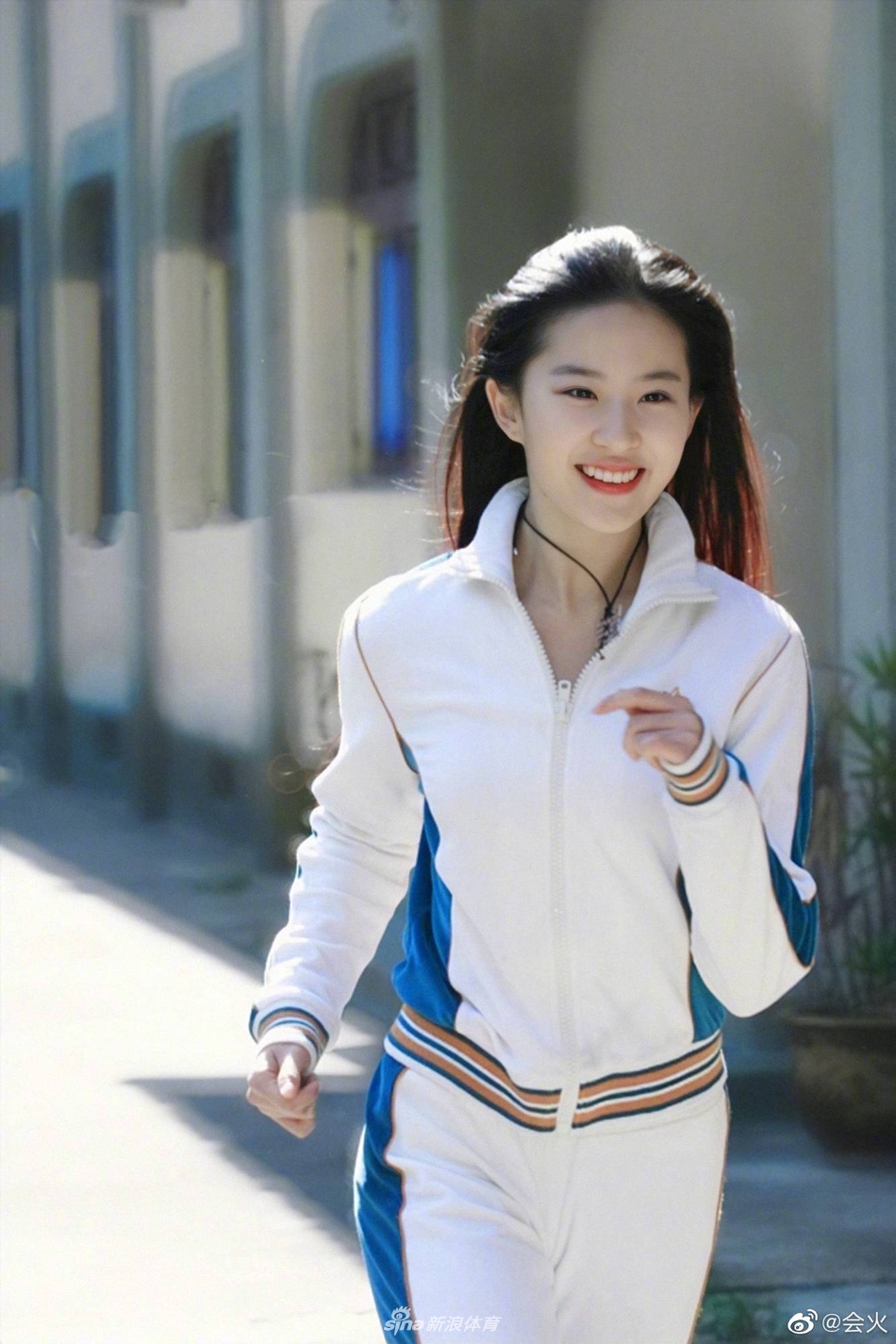 刘亦菲运动装旧照