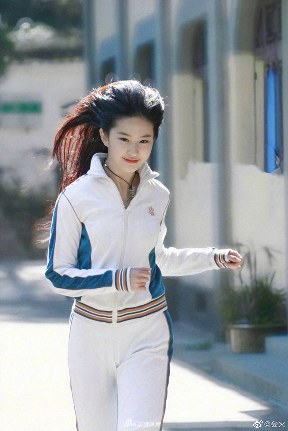 刘亦菲运动装旧照