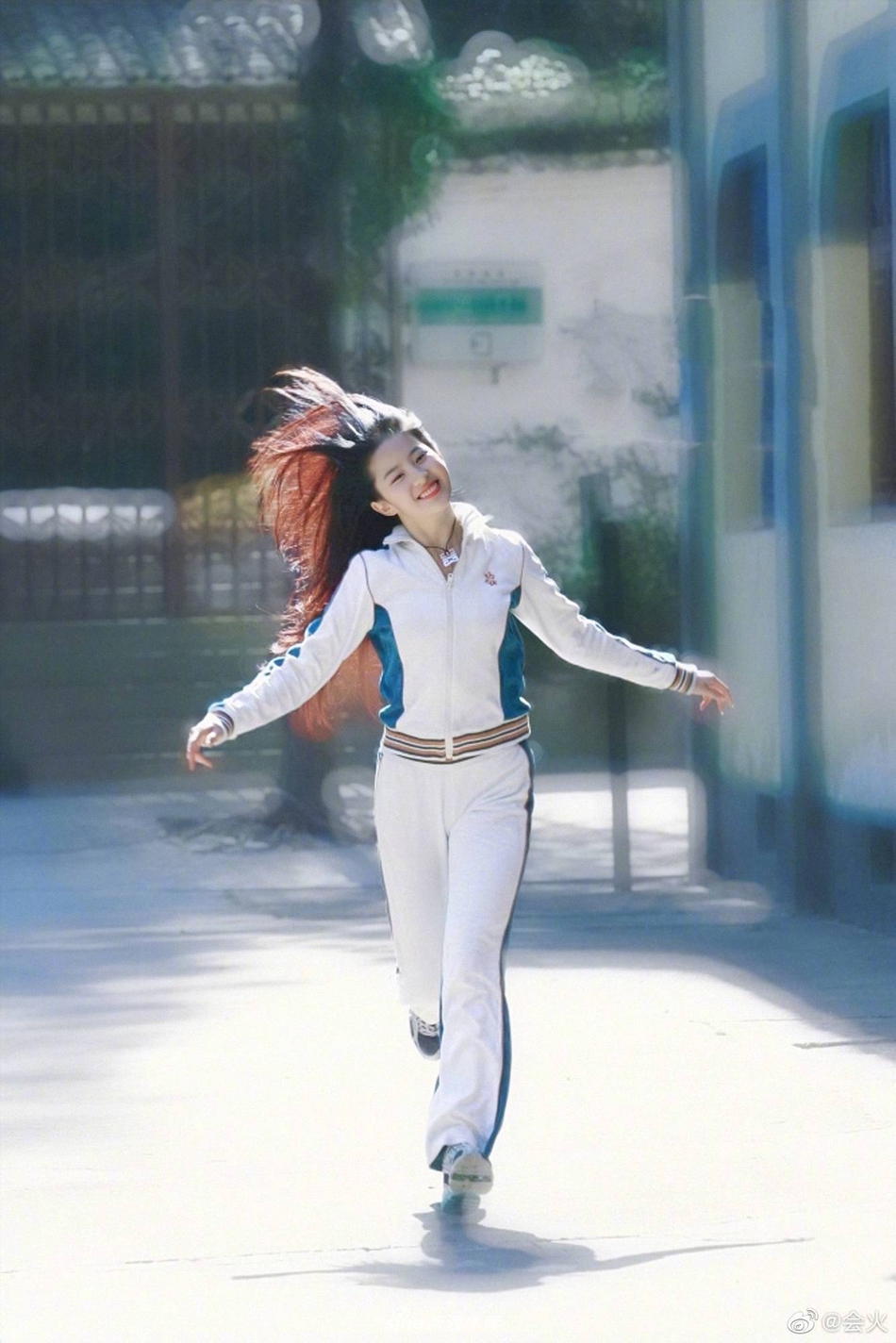 刘亦菲运动装旧照