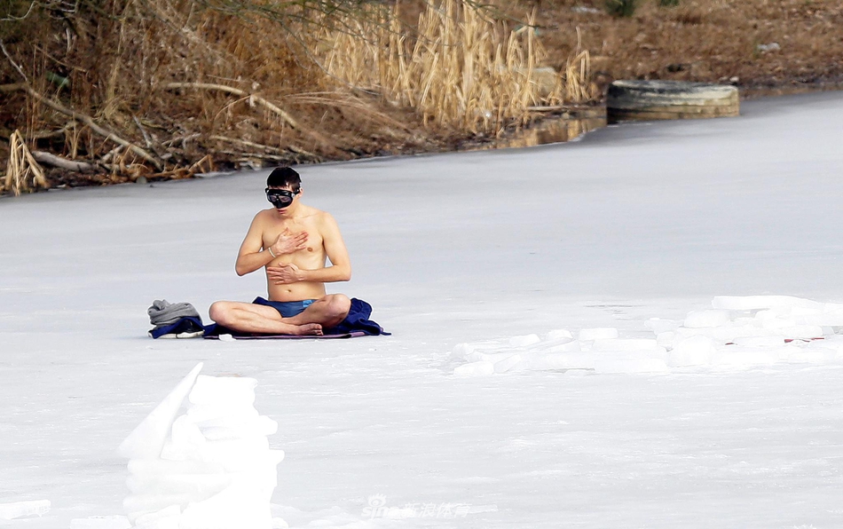 捷克男子打破冰下游泳世界纪录