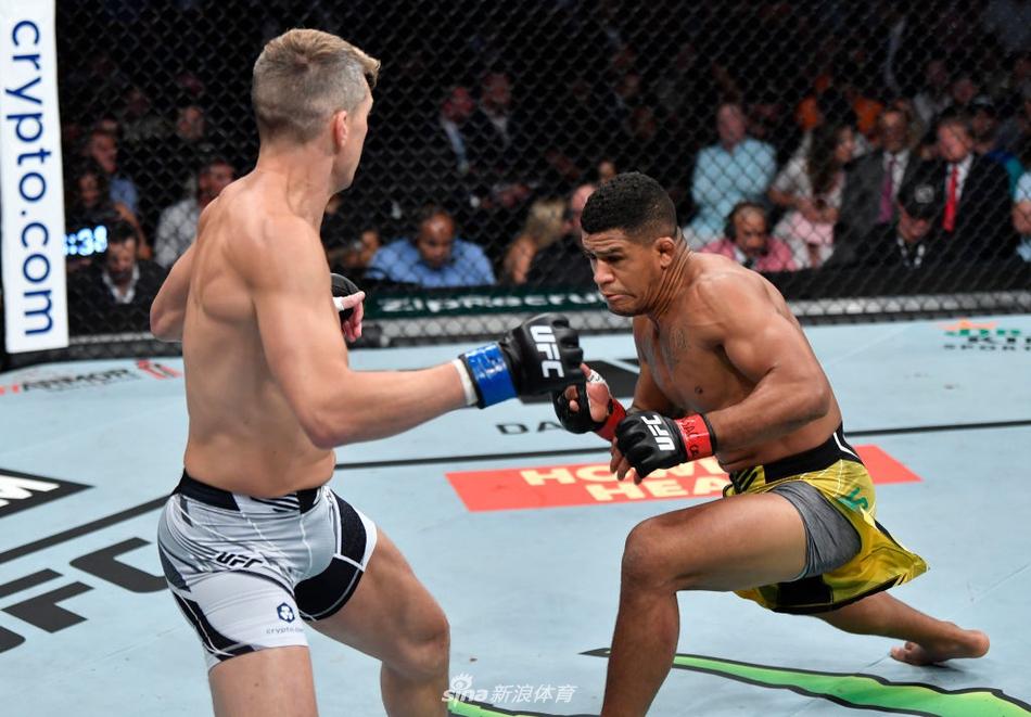 吉尔伯特-伯恩斯 VS 史蒂芬-汤普森 (7)