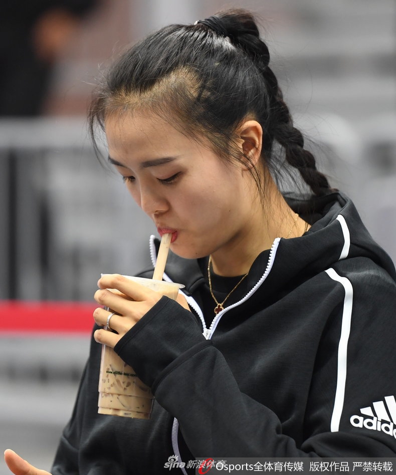 张常宁变身“奶茶妹妹” 为未婚夫加油