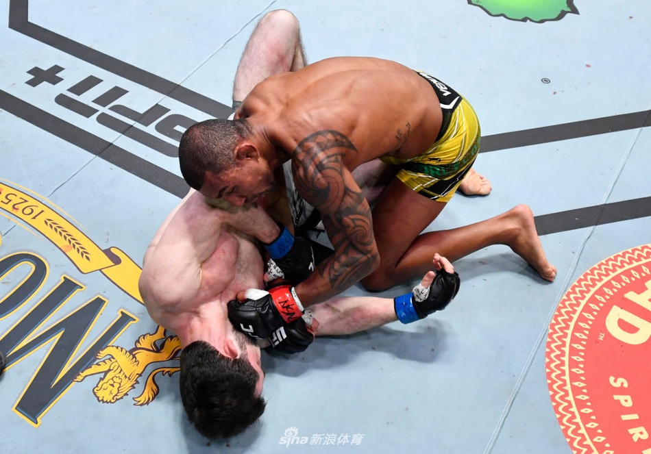 劳尼-巴塞洛斯 VS 提穆尔-瓦利耶夫 (4)