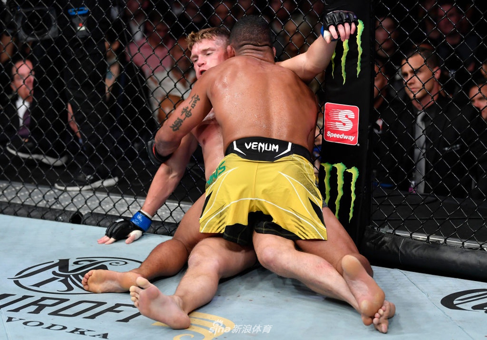 吉尔伯特-伯恩斯 VS 史蒂芬-汤普森 (6)