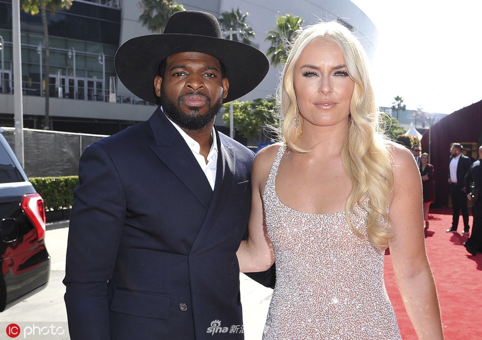 滑雪女神沃恩宣布与黑人球星订婚