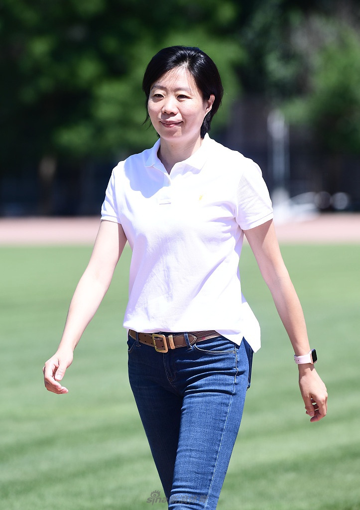 女排奥运冠军张越红出席徒步节活动