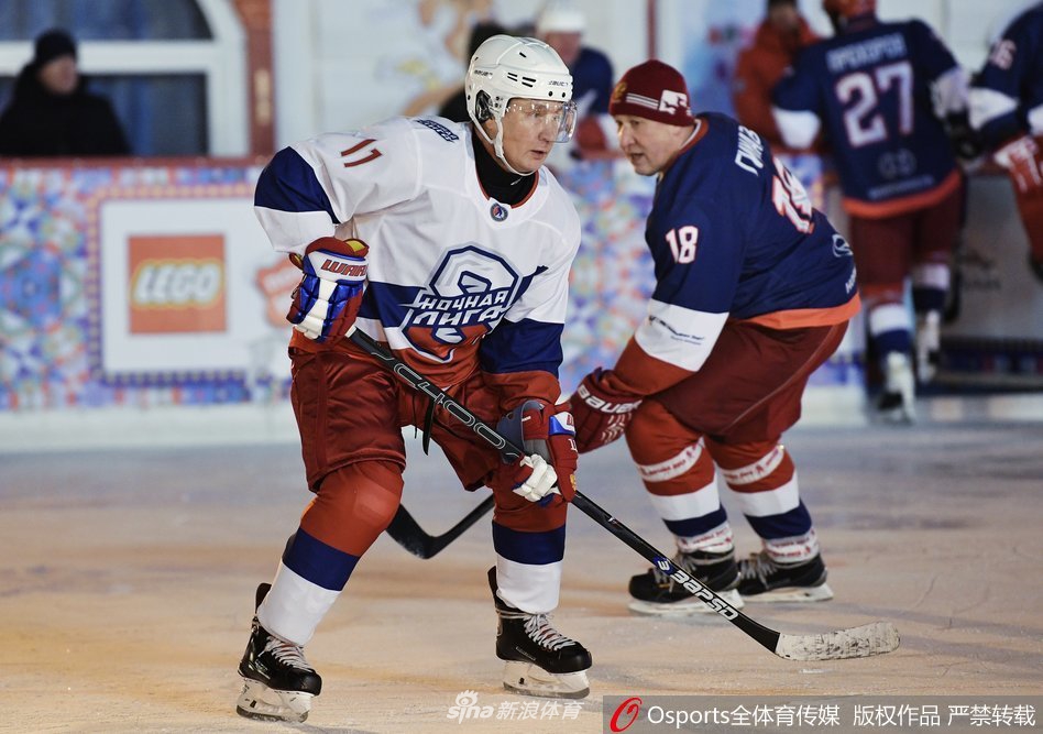 普京化身冰球选手 参加夜间冰球比赛