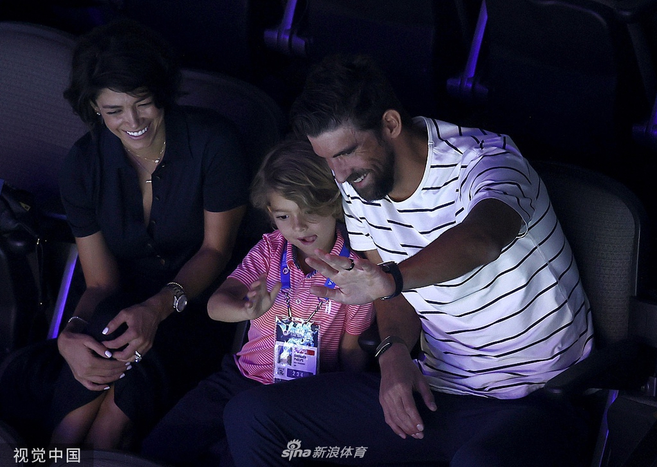 美国奥运游泳选拔赛：菲尔普斯携家人观战