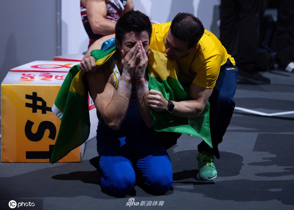 世锦赛巴西选手单杠封王 喜极而泣