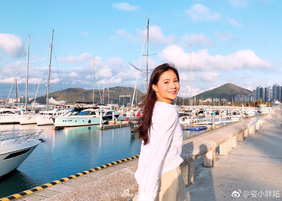 跳水女神何姿出海美照