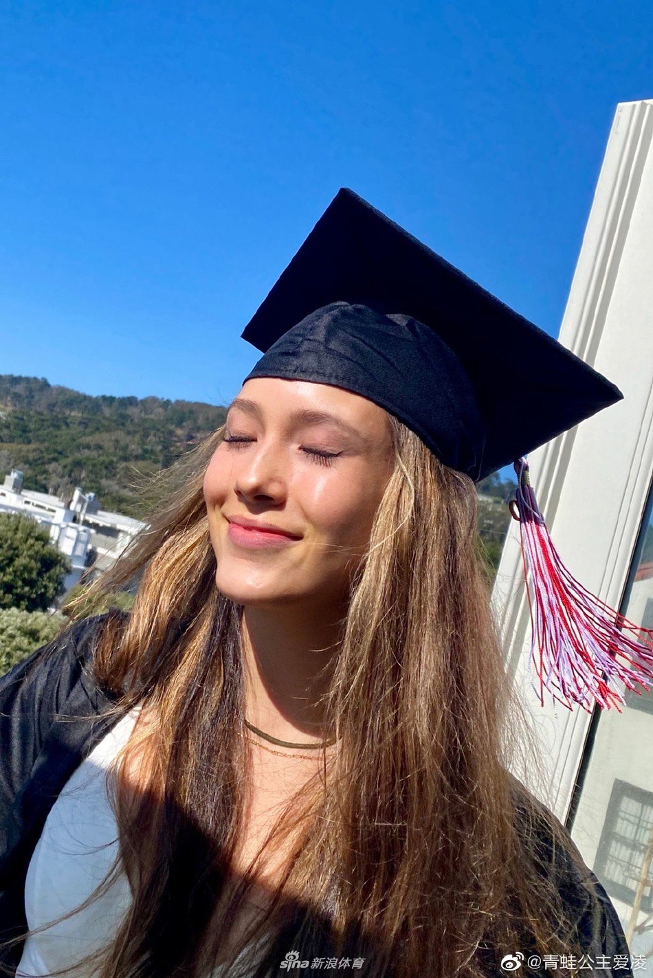 谷爱凌高中提前毕业晒美照