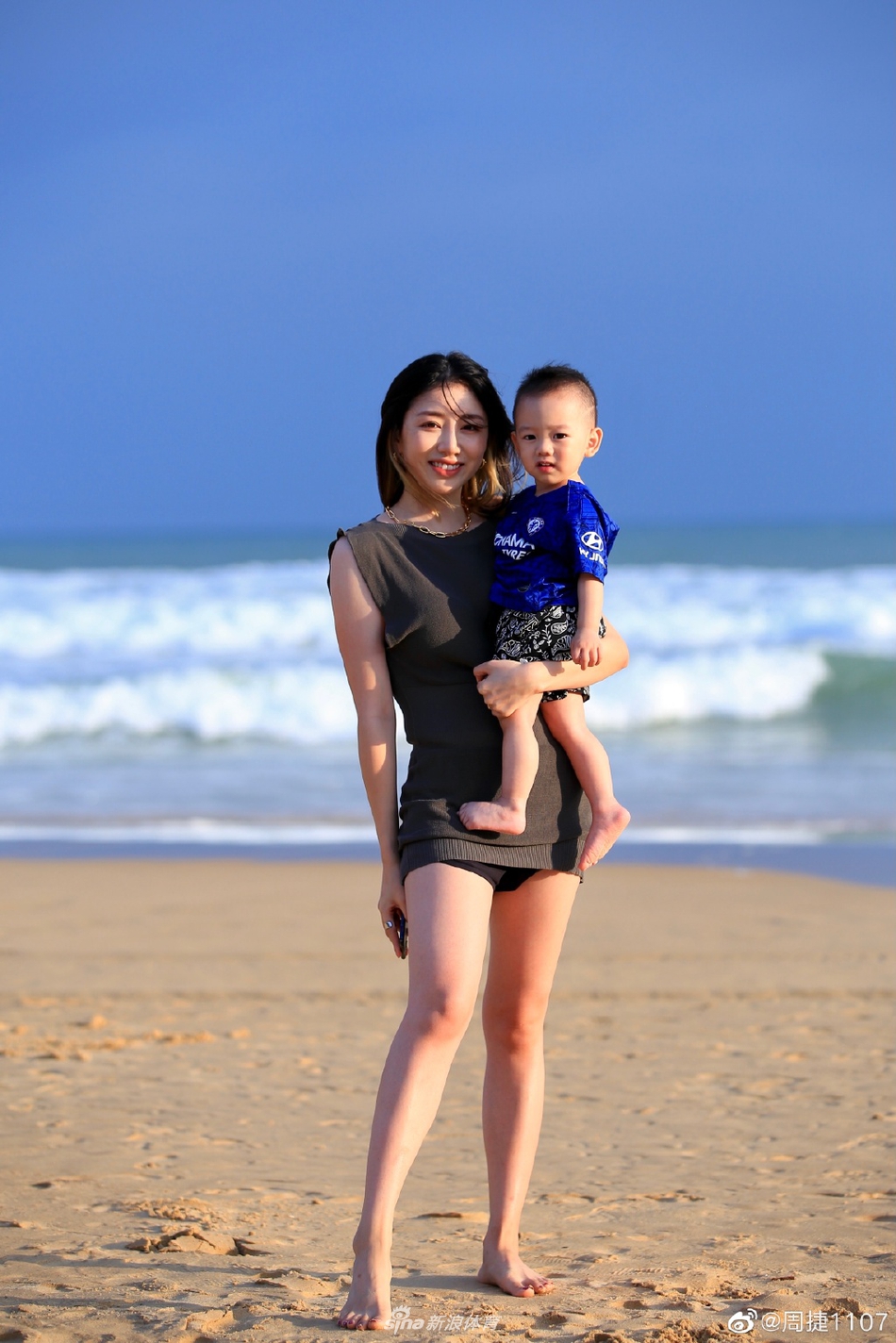 乘风踏浪 邹凯妻子周捷海边美照