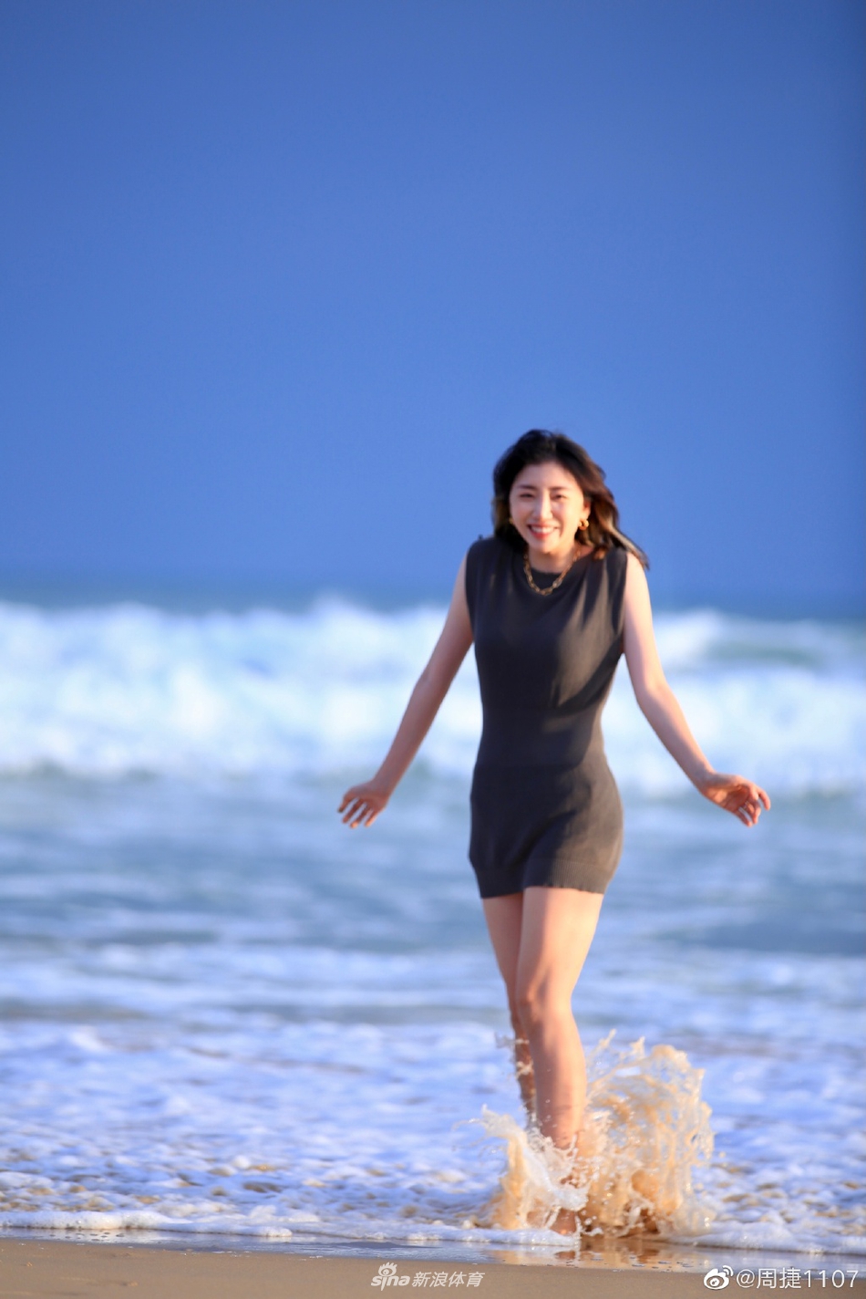 乘风踏浪 邹凯妻子周捷海边美照