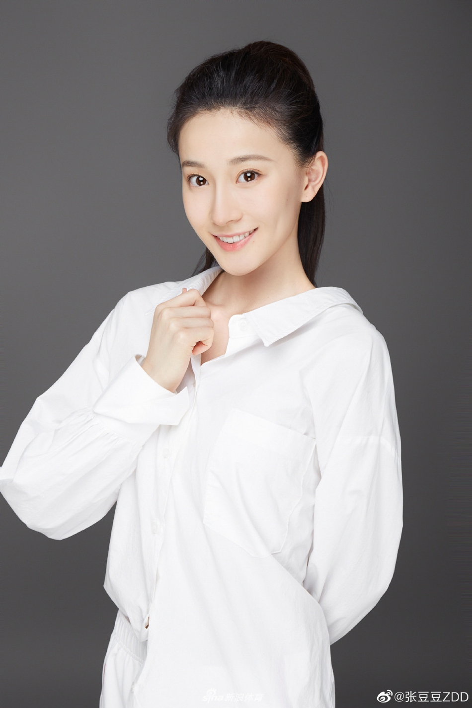 艺术体操女神张豆豆晒照 干净清爽