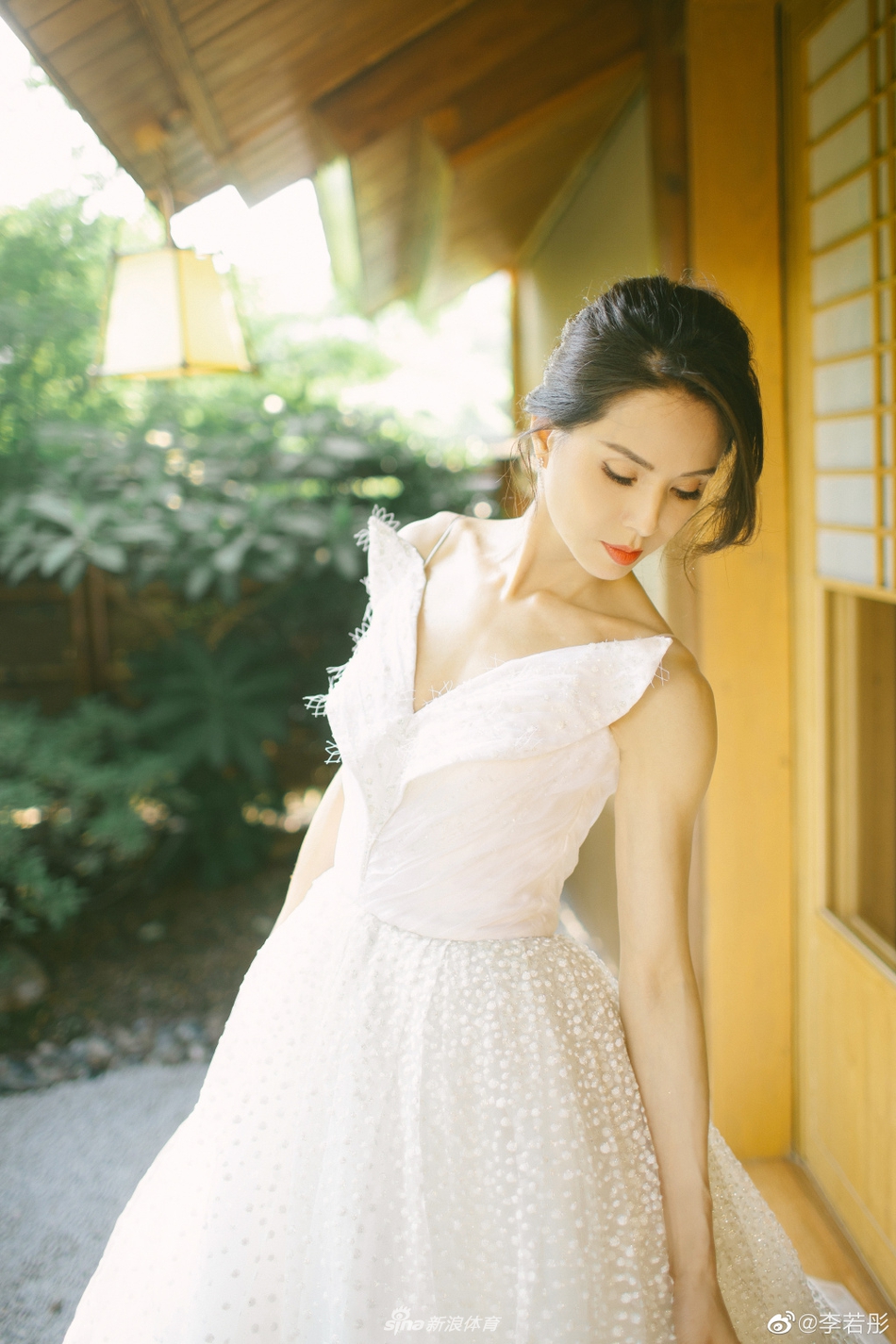 李若彤晒六块腹肌 “小龙女”24年前对比照逆生长