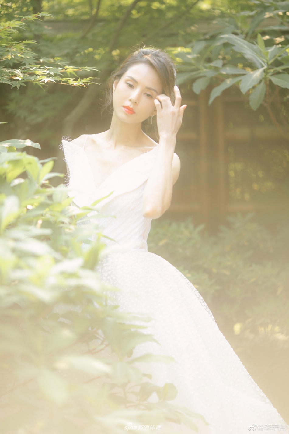 李若彤晒六块腹肌 “小龙女”24年前对比照逆生长