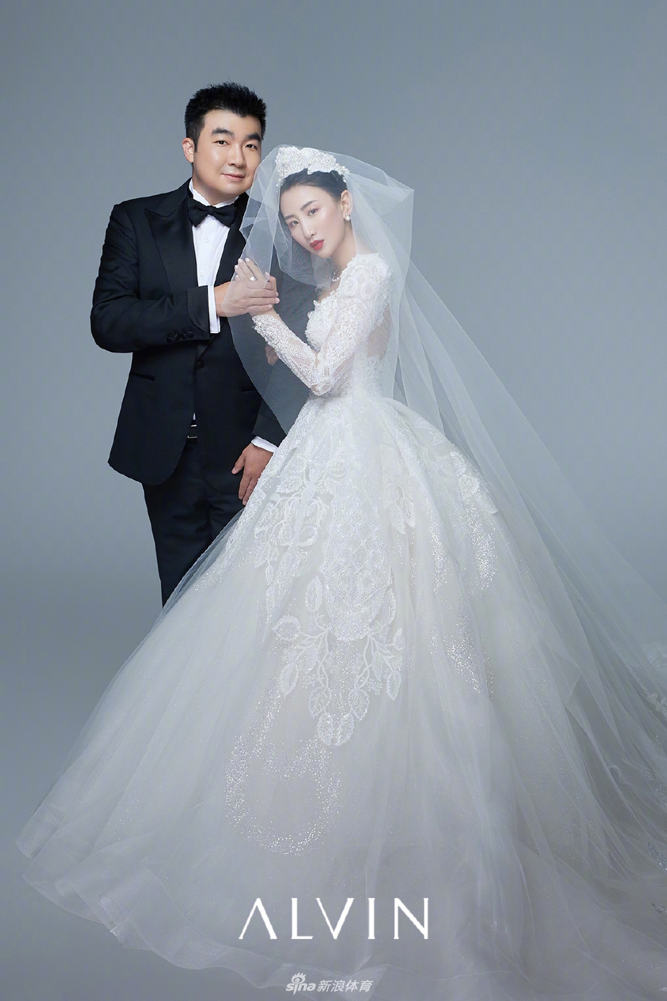 蹦床公主何雯娜晒婚纱照