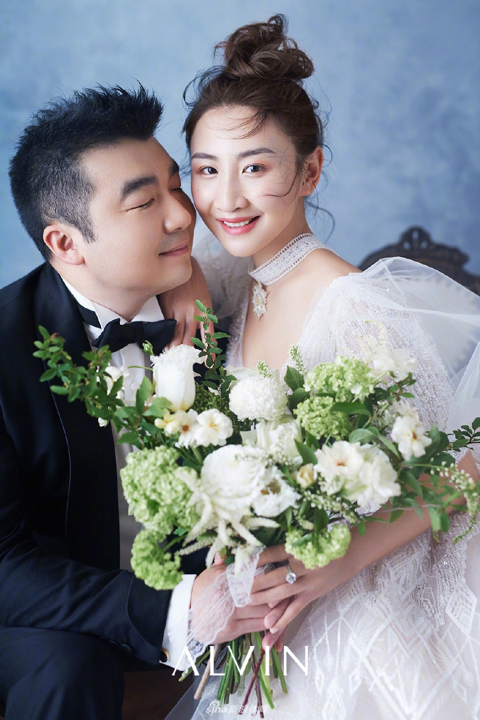 蹦床公主何雯娜晒婚纱照