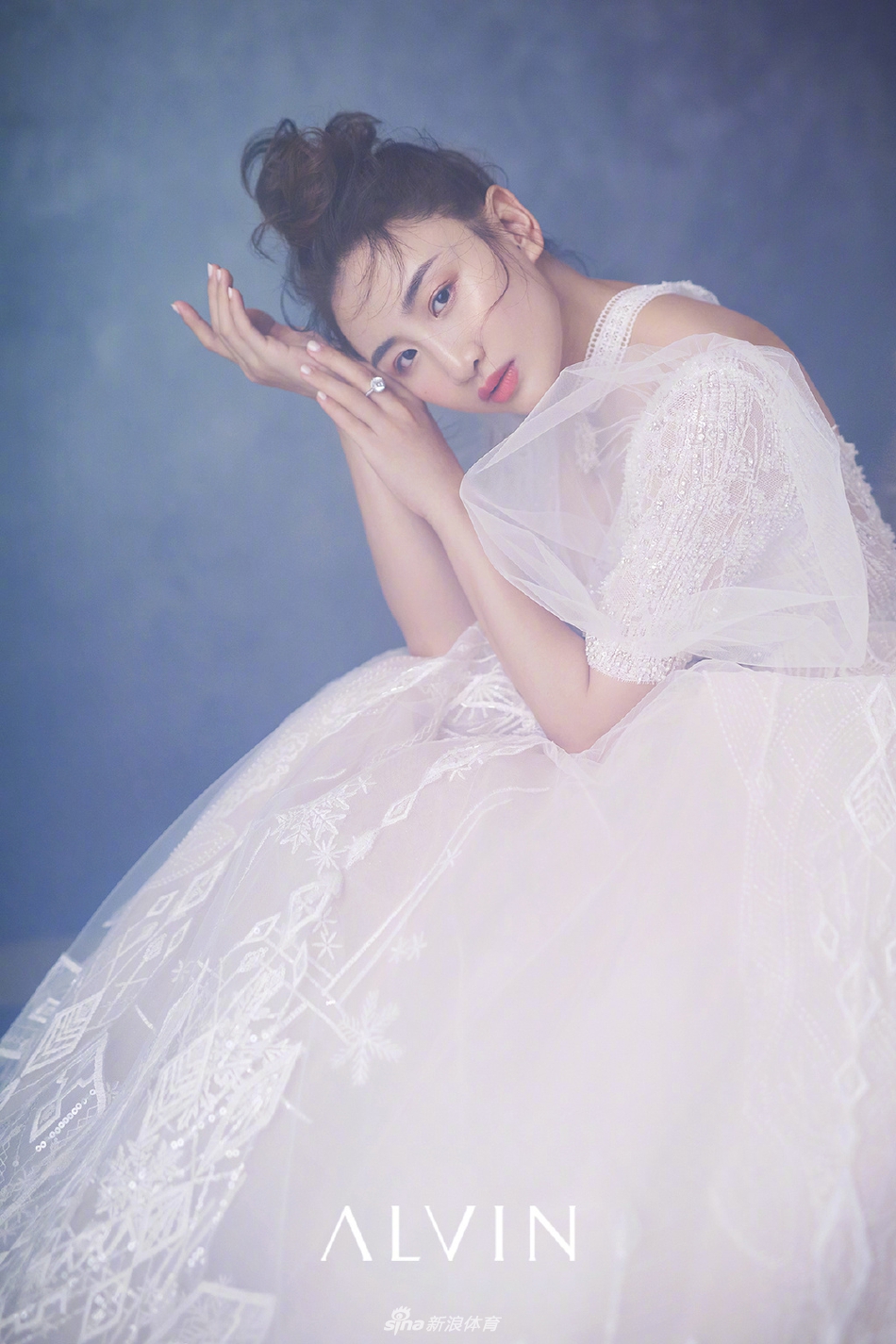 蹦床公主何雯娜晒婚纱照