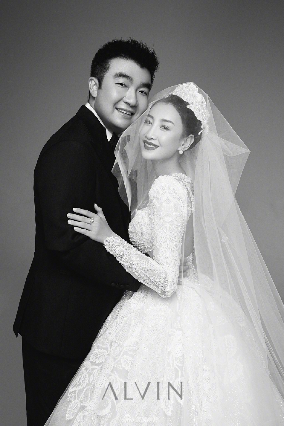 蹦床公主何雯娜晒婚纱照