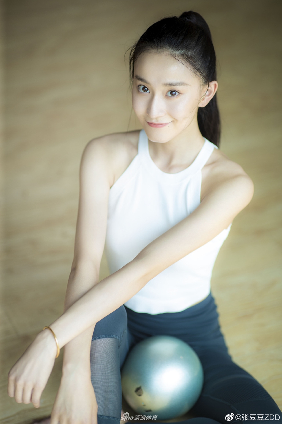 艺术体操女神张豆豆晒运动照：我是霸气狮子座
