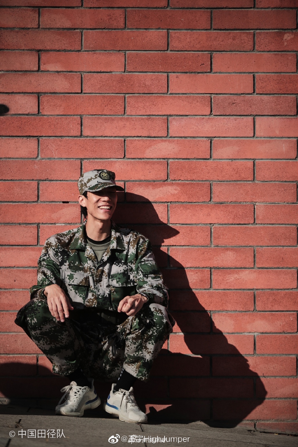跳高名将王宇晒帅气军训照