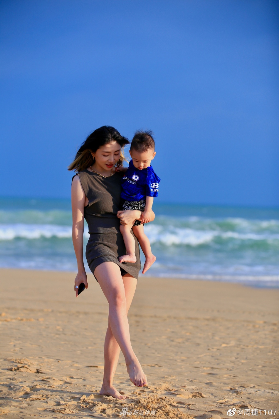 乘风踏浪 邹凯妻子周捷海边美照