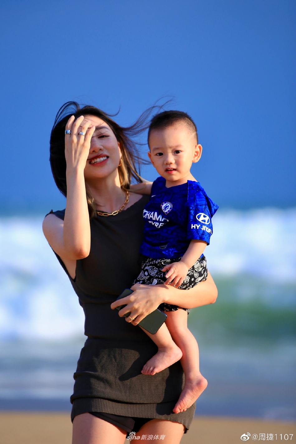 乘风踏浪 邹凯妻子周捷海边美照