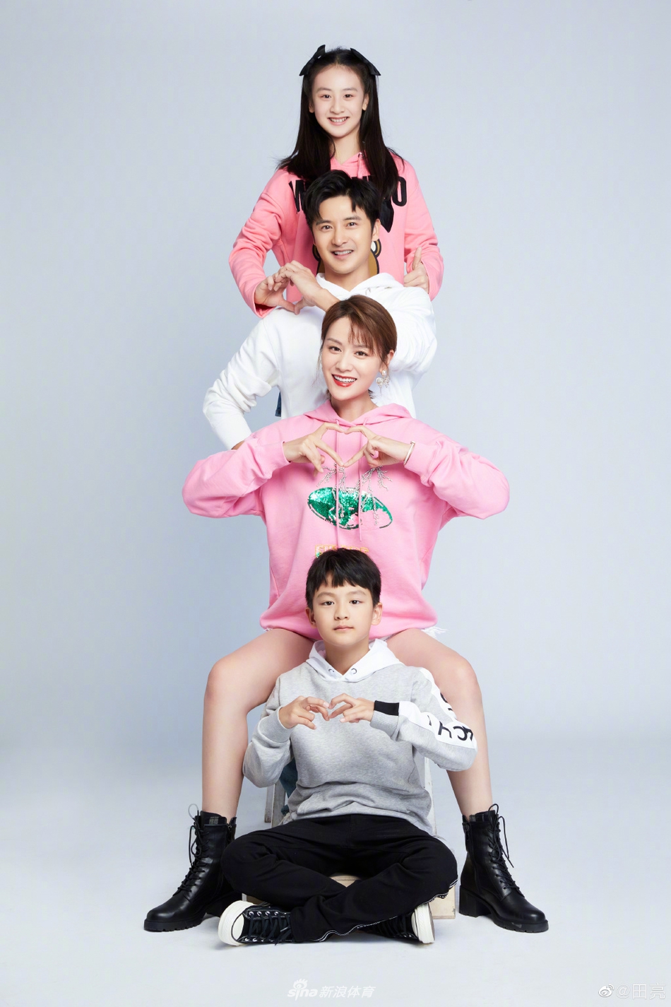 田亮晒一家四口全家福 解锁新跨年姿势