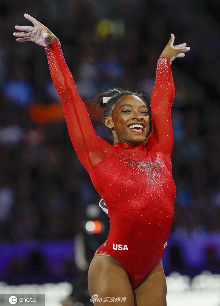 体操世锦赛拜尔斯跳马卫冕