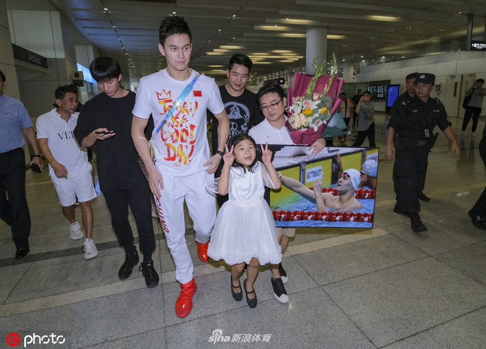 孙杨回国 大批粉丝机场接机