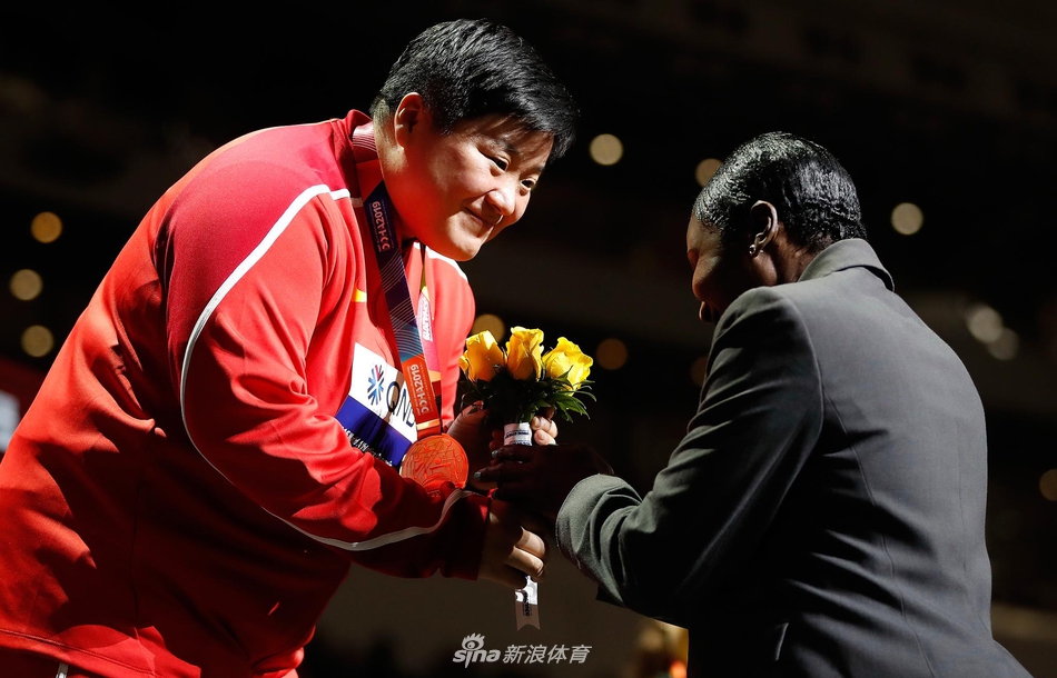 田径世锦赛女子铅球颁奖 巩立姣摘金