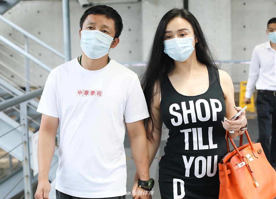 邹市明冉莹颖现身虹桥机场 牵手同行显恩爱