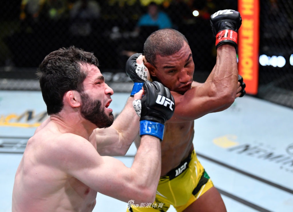 劳尼-巴塞洛斯 VS 提穆尔-瓦利耶夫 (3)