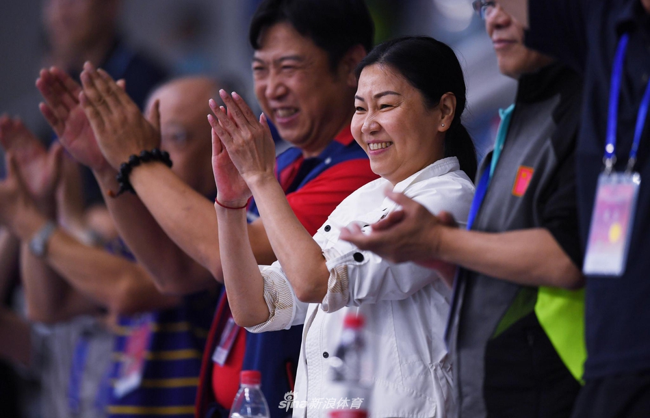 全国冠军赛：男女4X100米混合泳接力打破世界纪录