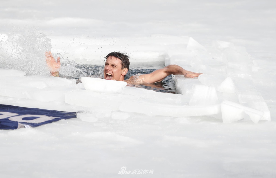 捷克男子打破冰下游泳世界纪录