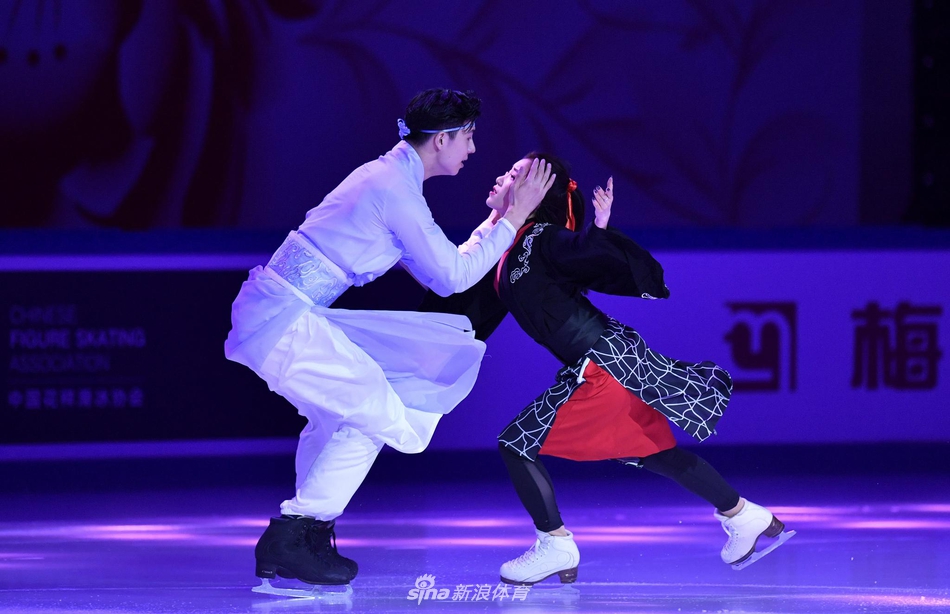 中国冰舞组合王诗玥/柳鑫宇忘情演绎"冰上无羁".新华社发(黄伟摄)